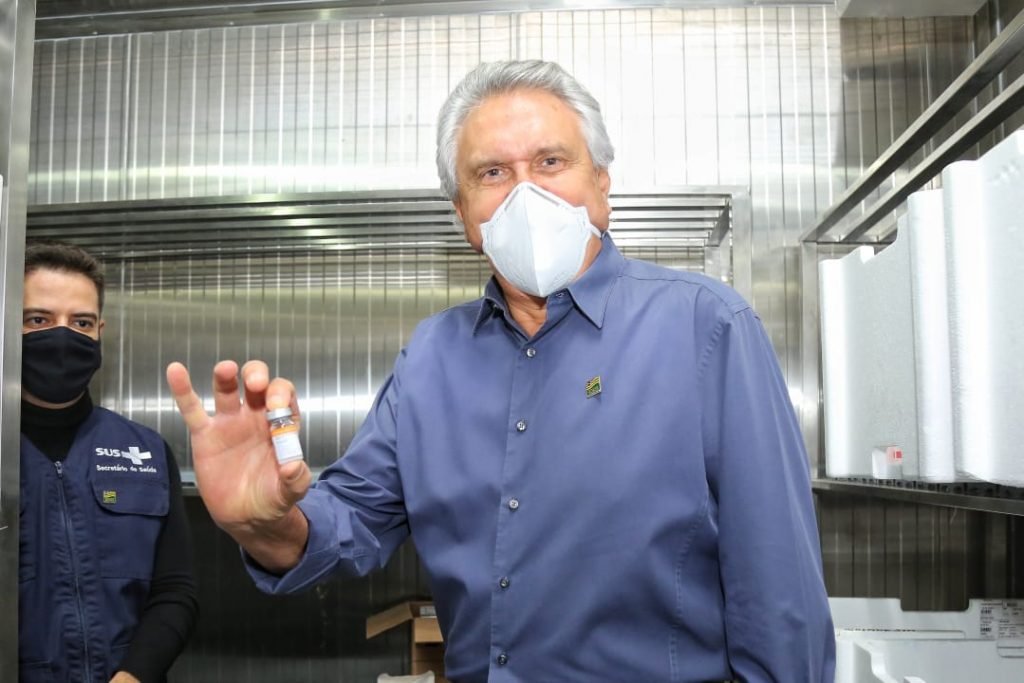 goias governador ronaldo caiado recebe maior remessa de vacinas contra a covid já enviada ao estado