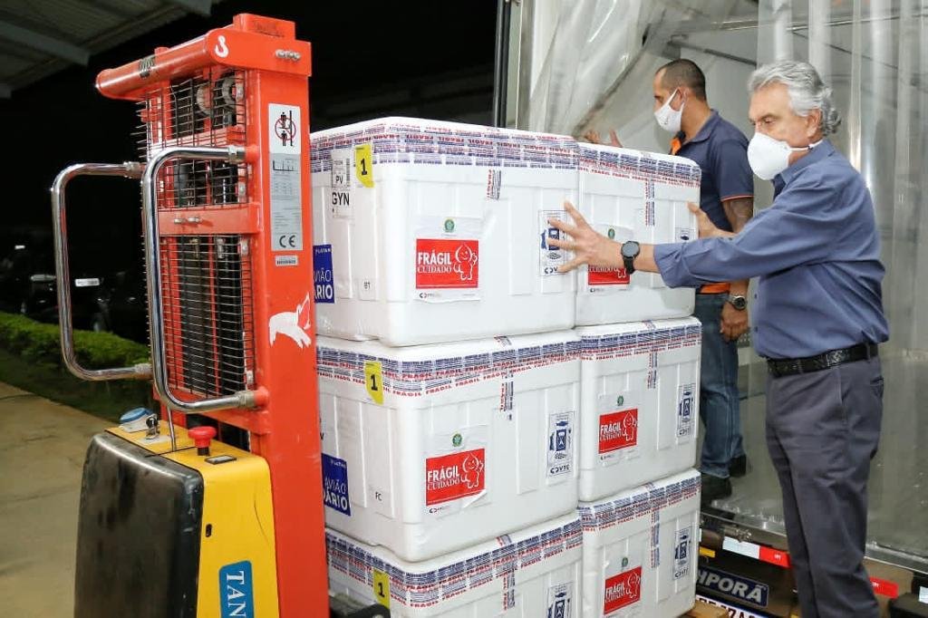 goias governador ronaldo caiado recebe maior remessa de vacinas contra a covid já enviada ao estado