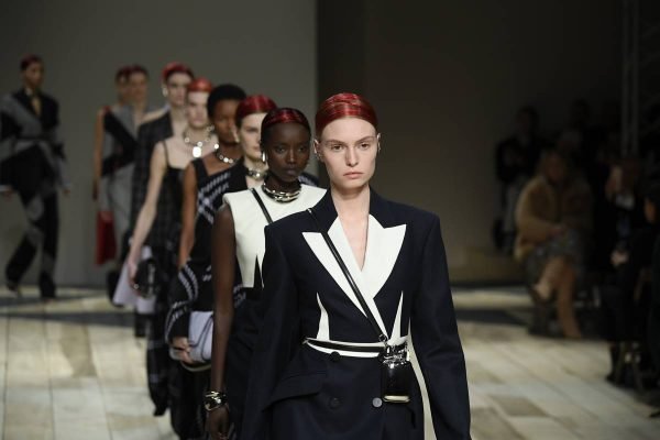 Balenciaga e Alexander McQueen vão abandonar o uso de peles de animal -  ELLE Brasil