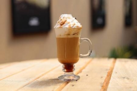 Cafeteria Duckbill lança linha de bebidas com coco para o outono |  Metrópoles