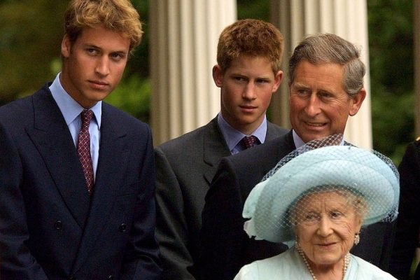 rainha-mãe e membros da realeza britânica