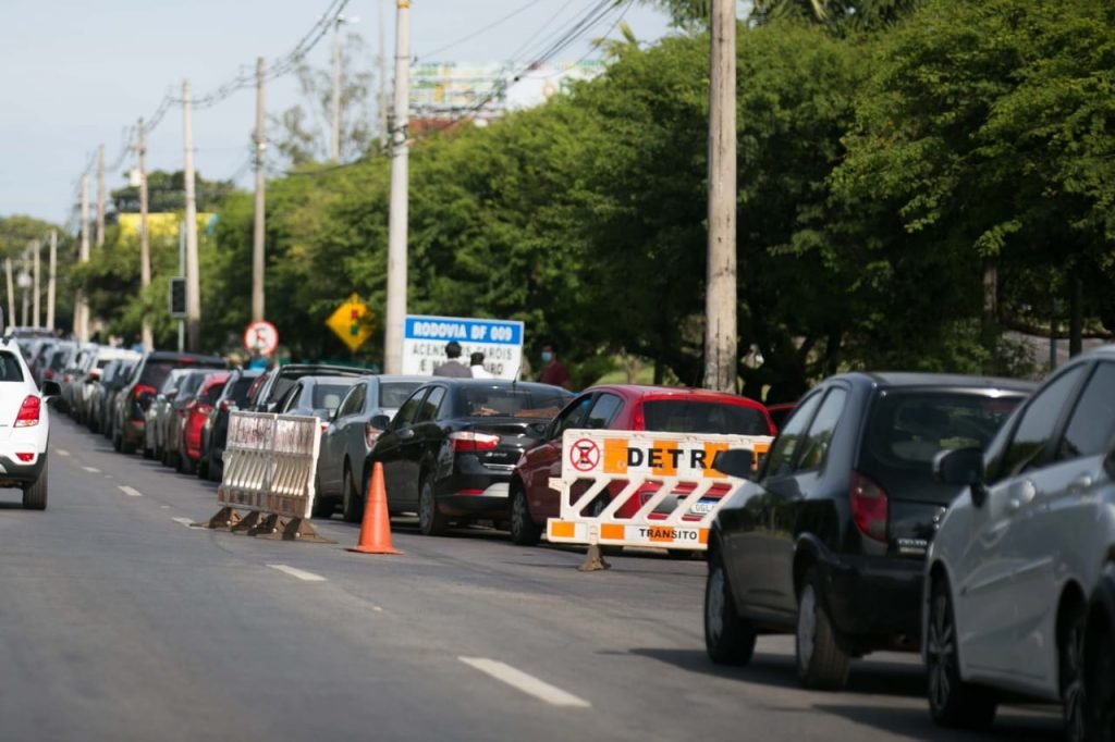 Carros formam fila para vacinação no Lago Norte