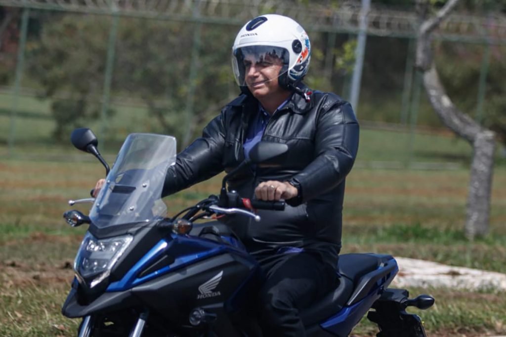 Jair Bolsonaro em passeio de moto