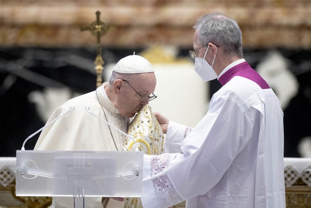 O Papa Francisco conduz a Missa de Páscoa e entrega sua Mensagem Urbi et Orbi ao Mundo em 04 de abril de 2021 na Cidade do Vaticano, Vaticano. O Papa Francisco prosseguiu dizendo que o Cristo ressuscitado dá esperança e conforto para aqueles que sofrem da pandemia COVID-19, os doentes e aqueles que perderam um ente querido. Ele também orou para que o Senhor apoiasse os valentes esforços de médicos e enfermeiras