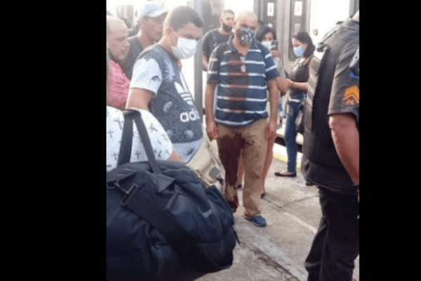Troca de tiros dentro de trem deixa mulher morta no Rio