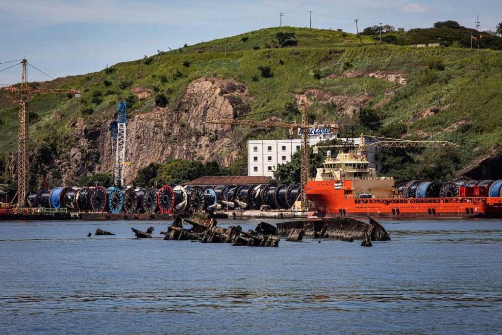 Chatas e carcaças enferrujadas são abandonadas na Baía de Guanabara