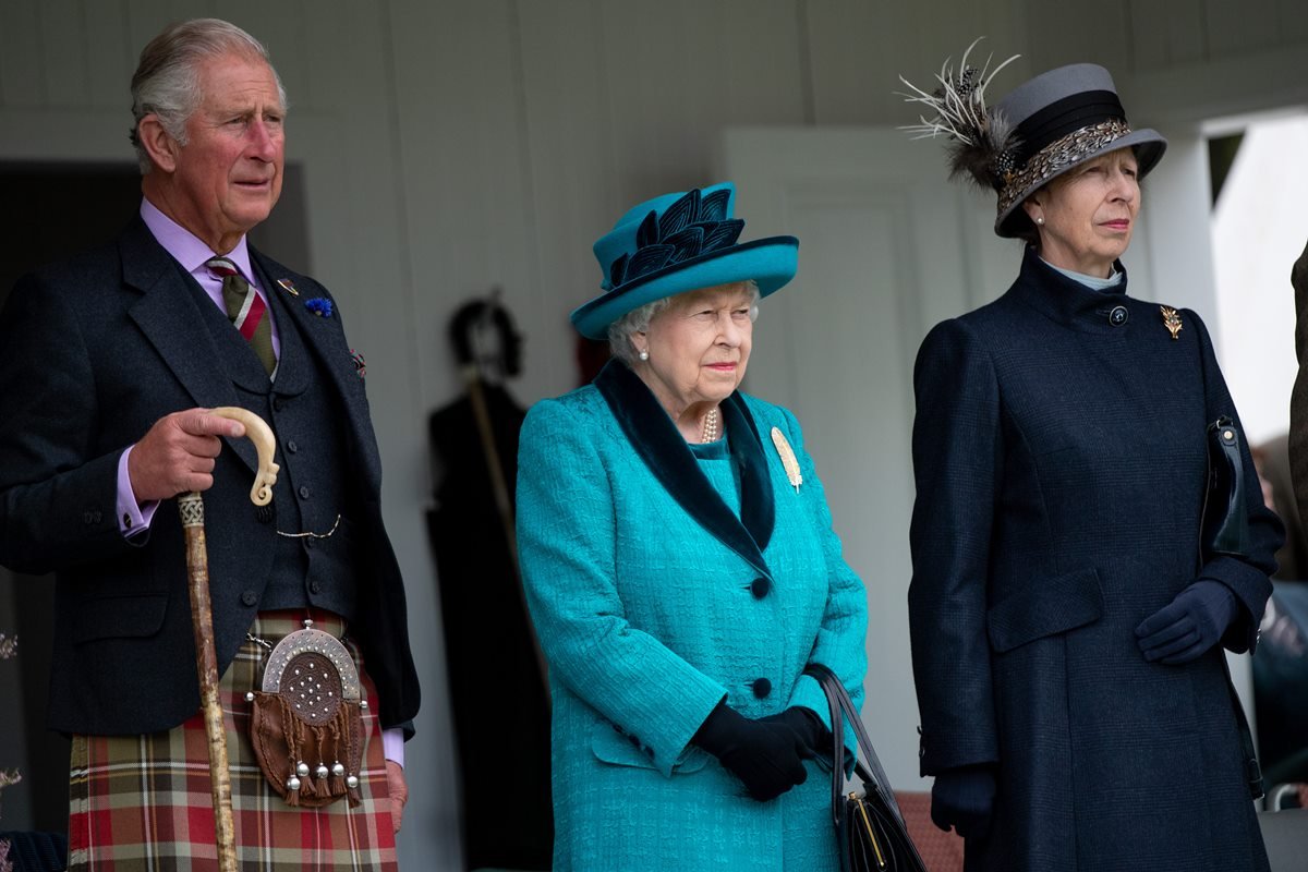 Príncipe Charles, rainha Elizabeth e a princesa Anne