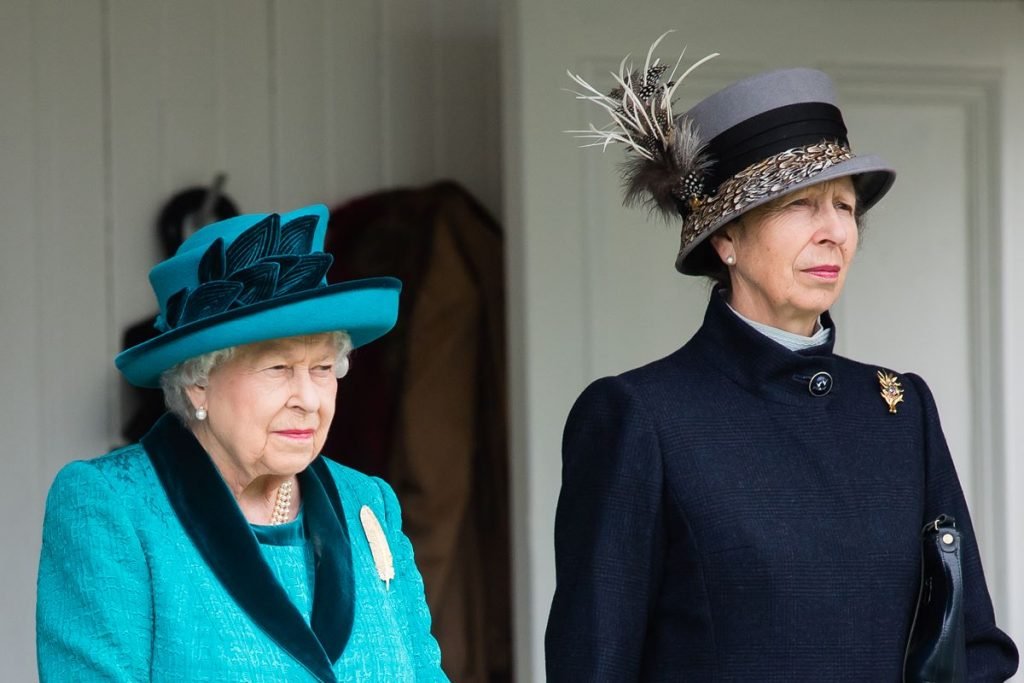Rainha Elizabeth com a princesa Anne