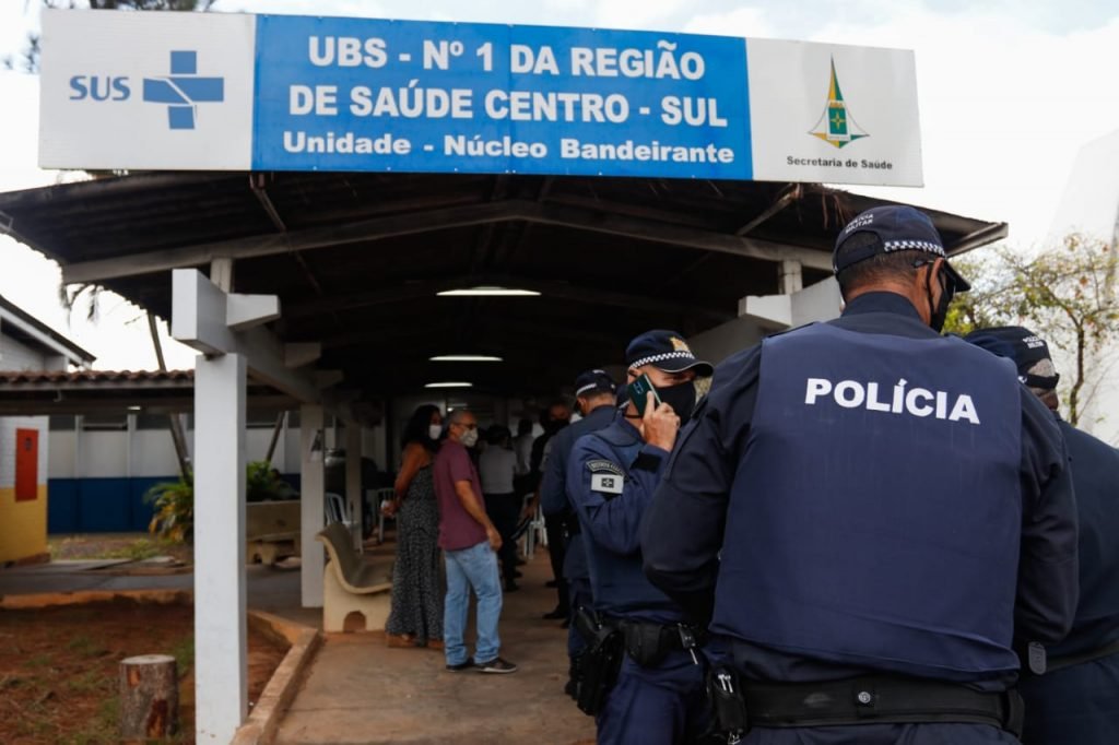 Vacinação dos policiais militares no UBS do Núcleo Bandeirante