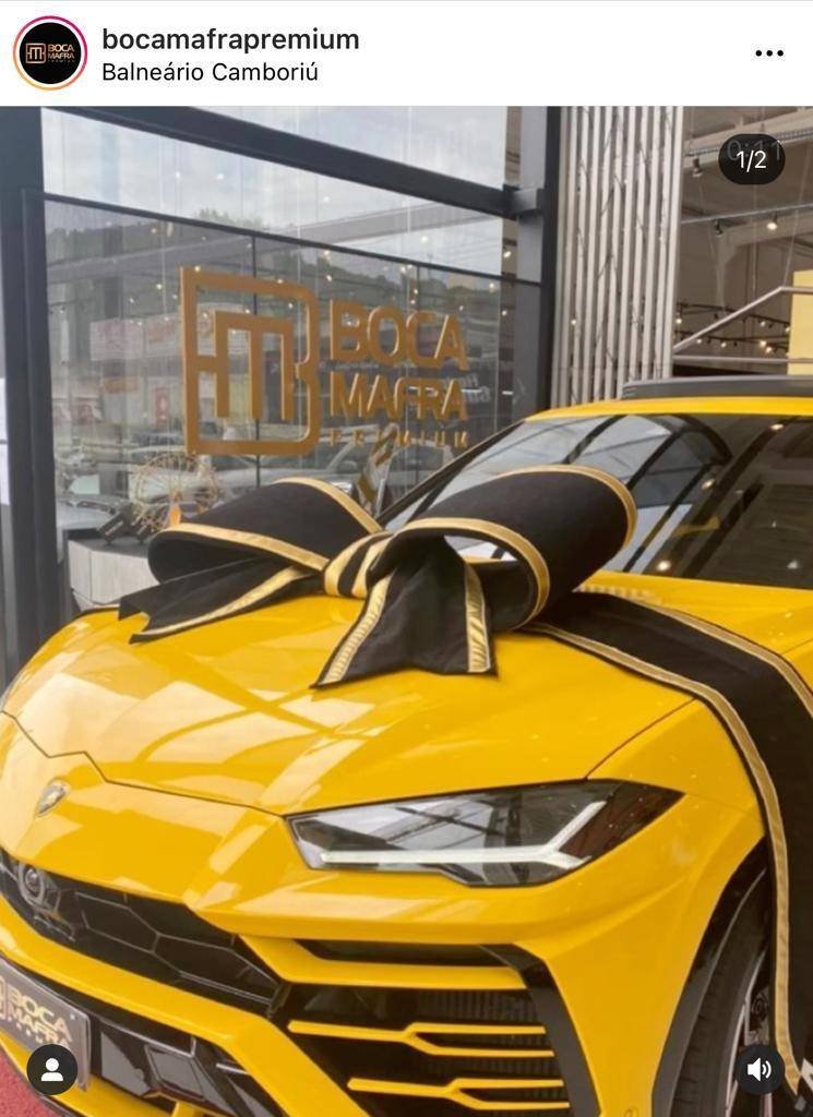 Lamborghini Urus amarela