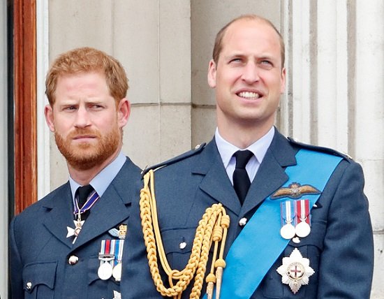 principe harry olhando para principe william