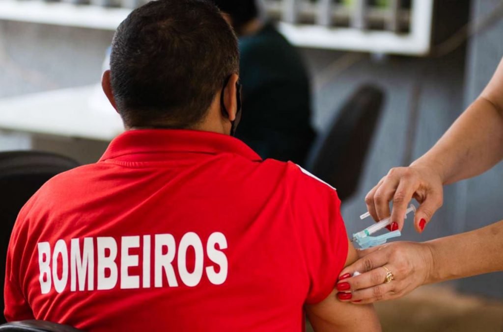 Vacinação de bombeiros no DF