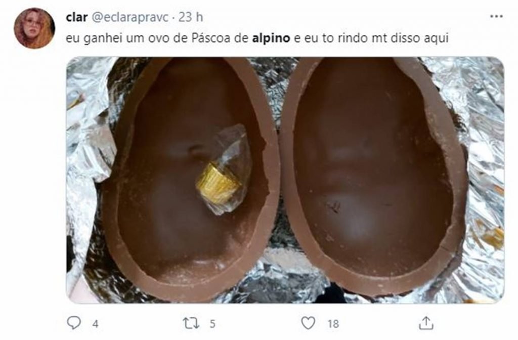 Tuíte escrito: eu ganhei um ovo de Páscoa de Alpino e eu tô rindo mt disso aqui e uma foto do ovo aberto e apenas um bombom dentro