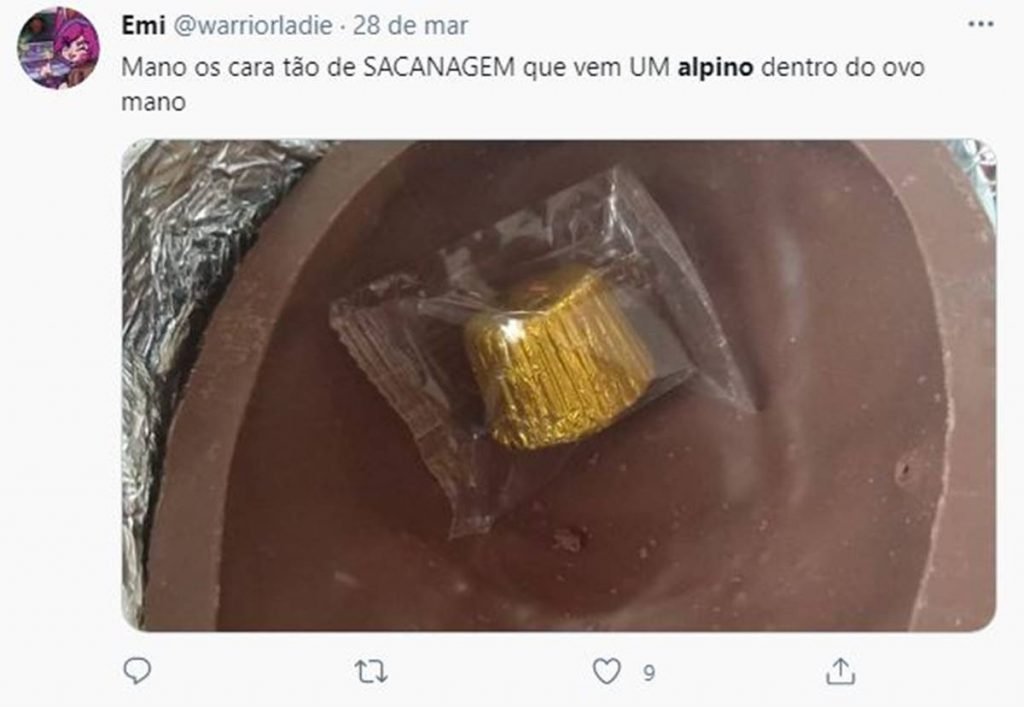 Tuíte escrito: Mano os cara tão de sanagem que vem um Alpino dentro do ovo mano e uma foto do ovo aberto e apenas um bombom dentro