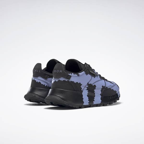 Tênis da collab Call Mom, entre a Reebok e a Collina Strada