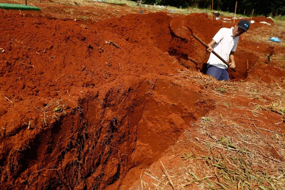 Exumação em cemitério de Goiânia