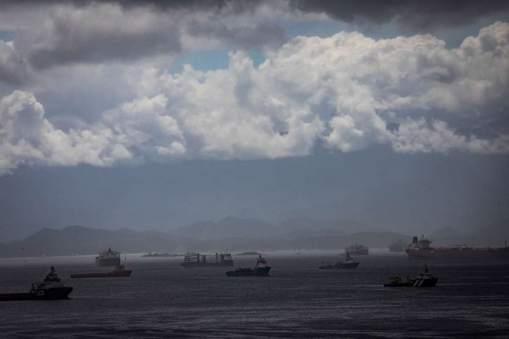 Mais de 500 navios, vindos de todas as partes do mundo, entram e saem do Rio de Janeiro por mês
