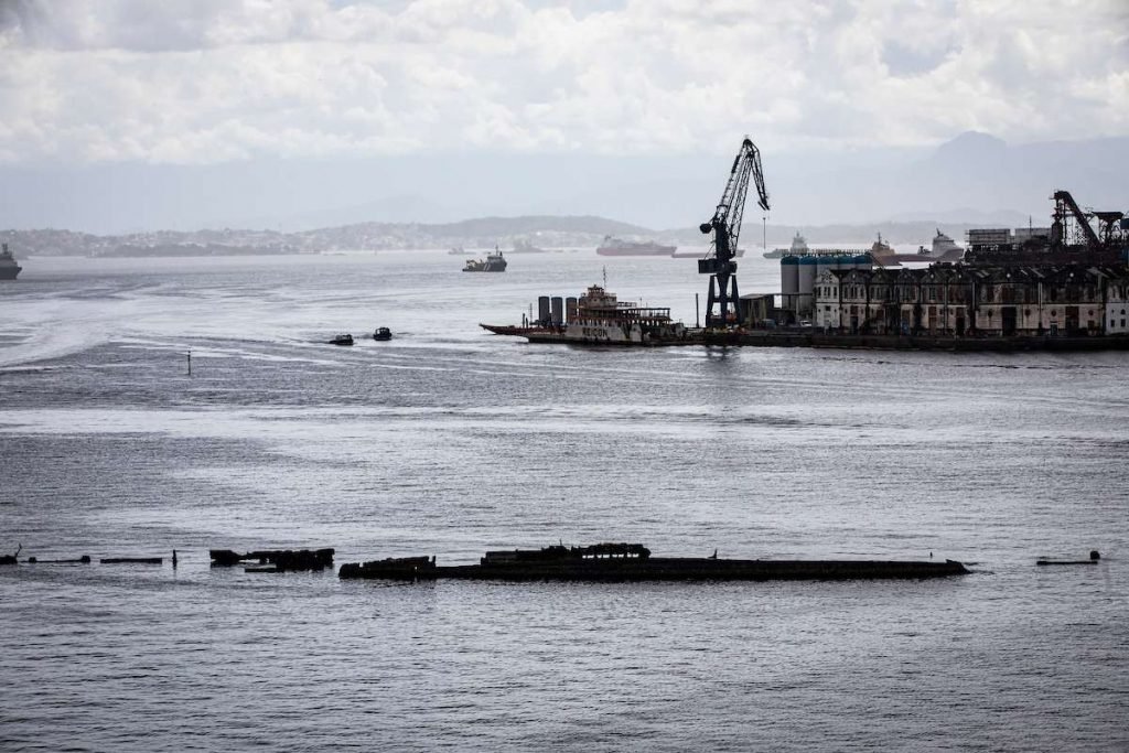 Ao centro, os restos mortais do navio Angra Star abandonado na Baía de Guanabara