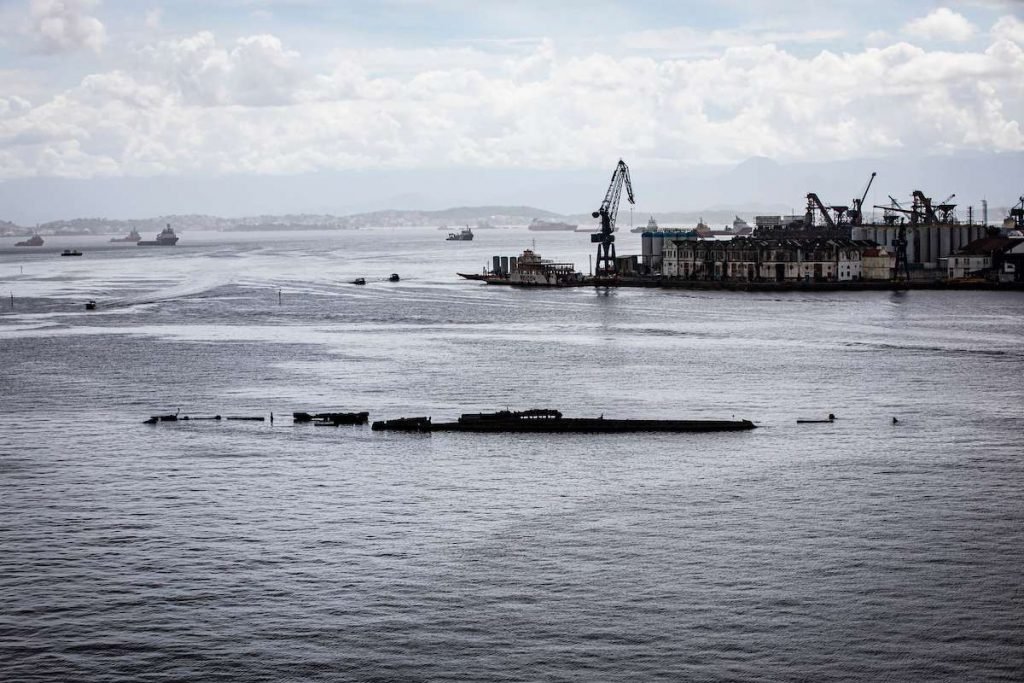 Ao centro, os restos mortais do navio Angra Star abandonado na Baía de Guanabara