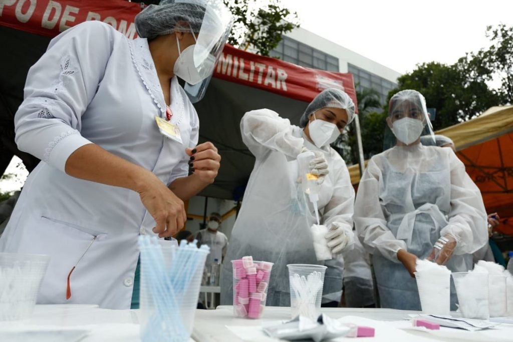 Crianças e adolescentes são testados para CoViD-19 em ação organizada pelo Governo de Goiás