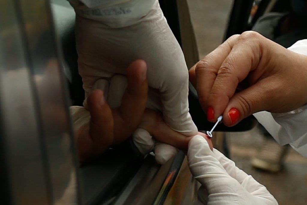 Crianças e adolescentes são testados para CoViD-19 em ação organizada pelo Governo de Goiás