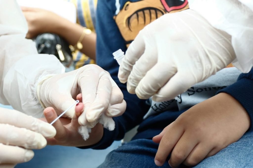 Crianças e adolescentes são testados para CoViD-19 em ação organizada pelo Governo de Goiás