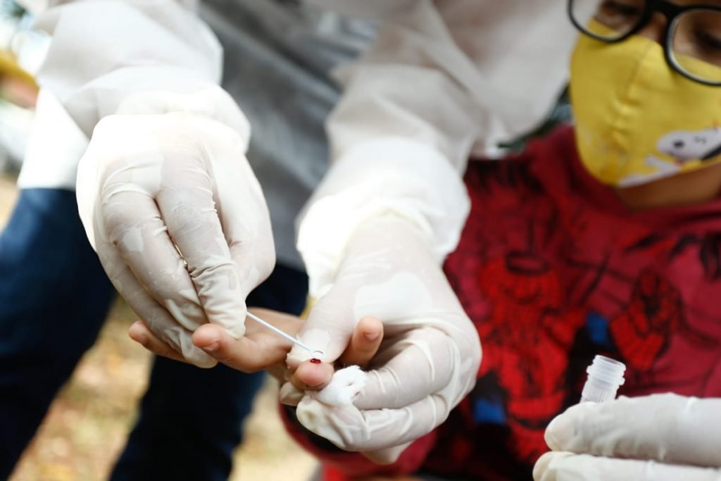 Crianças e adolescentes são testados para CoViD-19 em ação organizada pelo Governo de Goiás