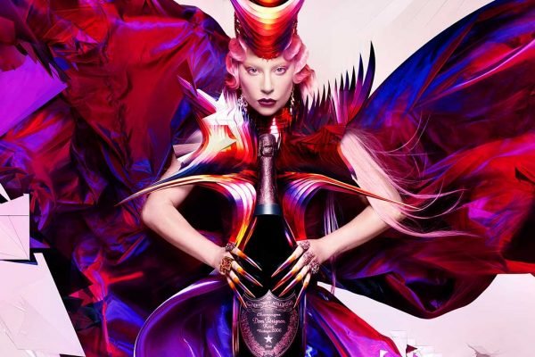Lady Gaga segurando garrafa de Dom Pérignon