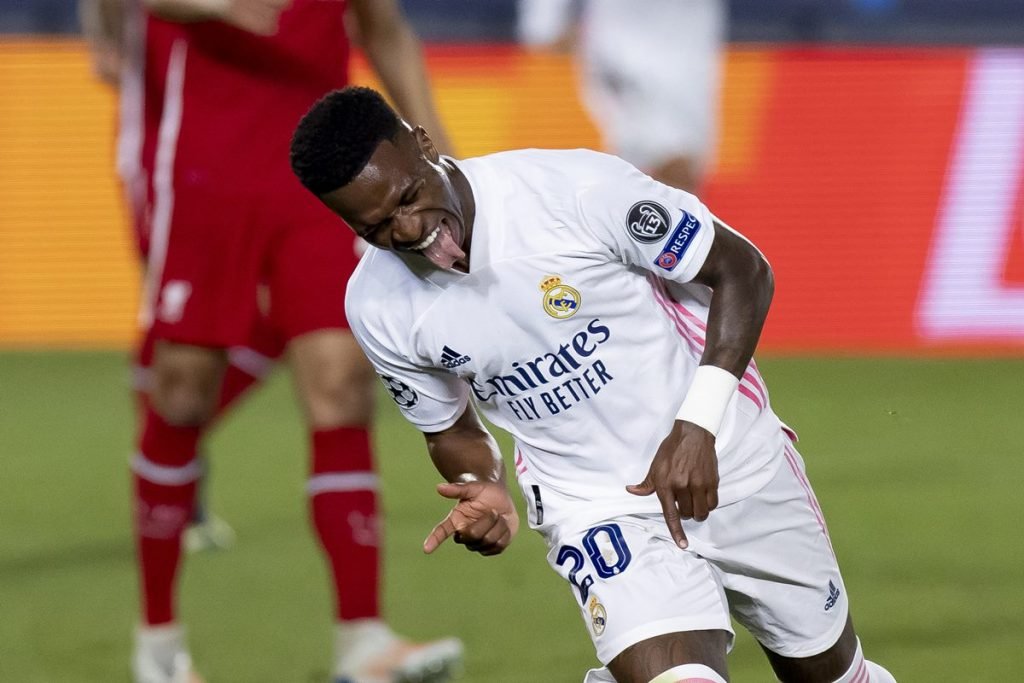 Vinicius Jr comemora gol contra Liverpool