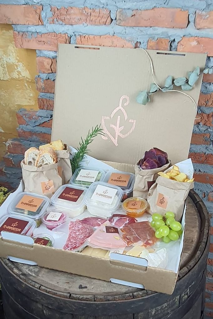 Kit com frios em caixa de papelão