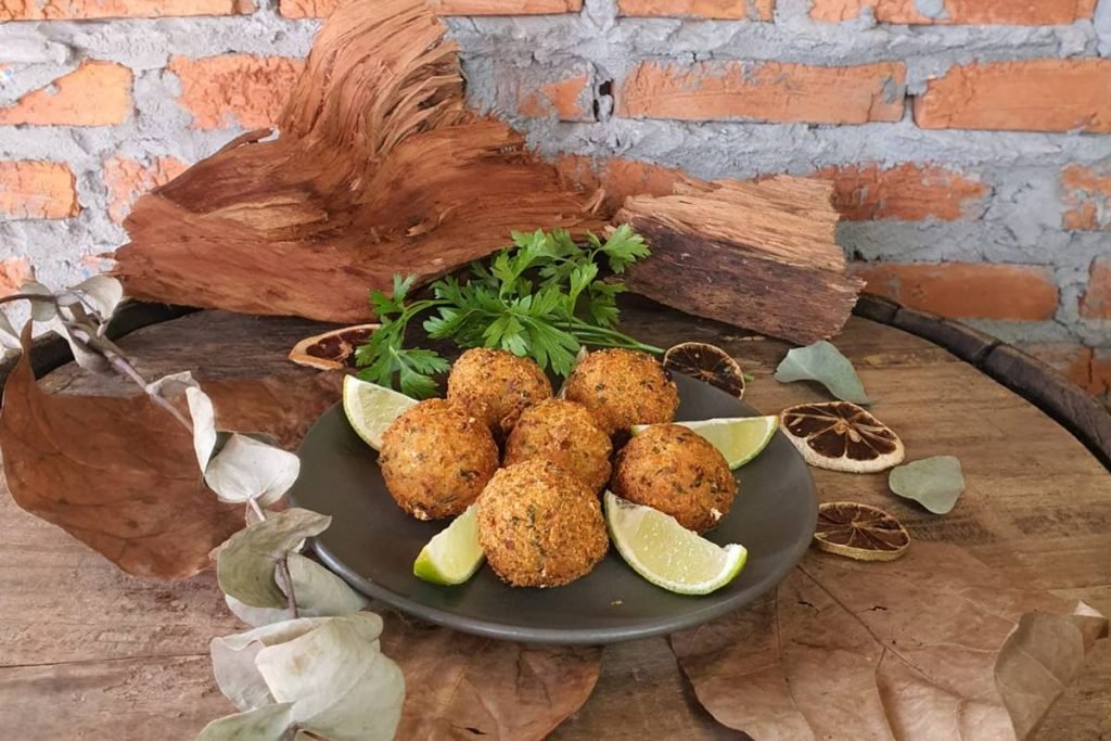 Prato com bolinhos de bacalhau