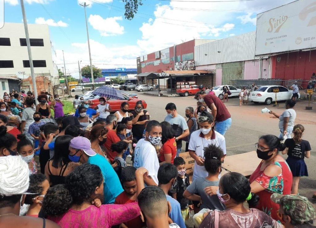 Supermercado do DF faz doações de alimentos para pessoas afetadas pela pandemia