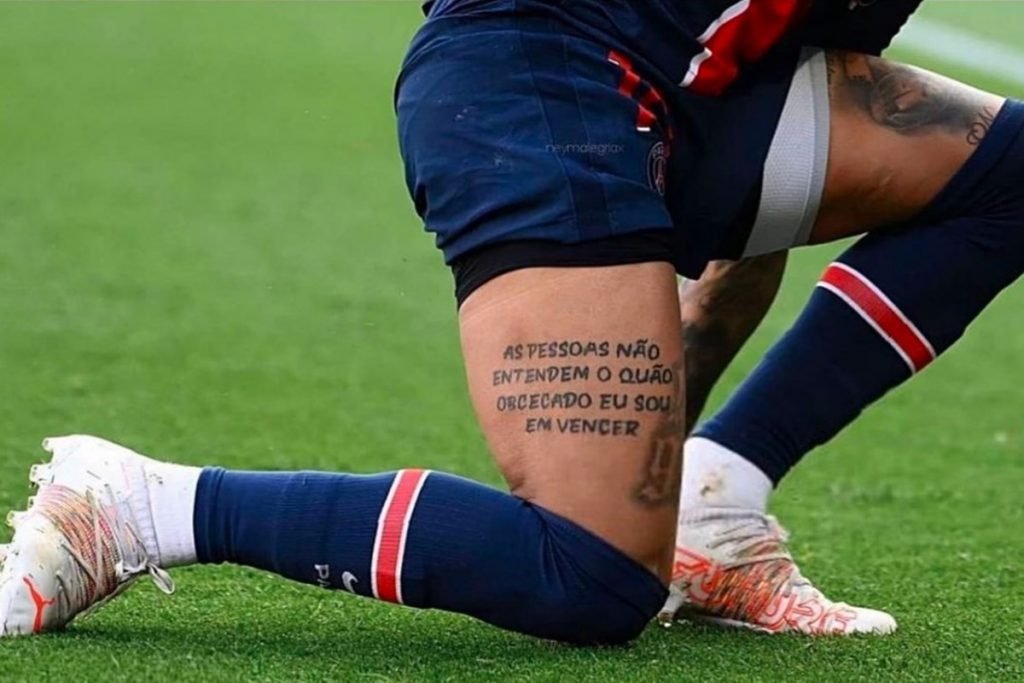 Neymar posta foto da tatuagem antes de jogo contra o Bayern pela Champions League