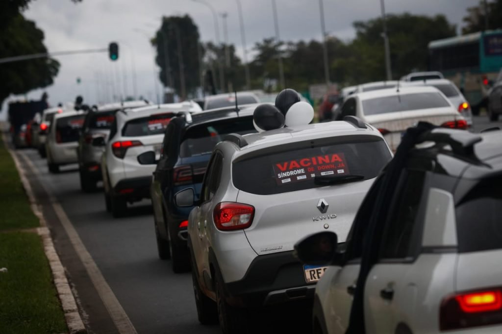 Conselheiros tutelares fazem ato em frente ao Palácio do Buriti pedindo a vacinação emergencial da categoria 3
