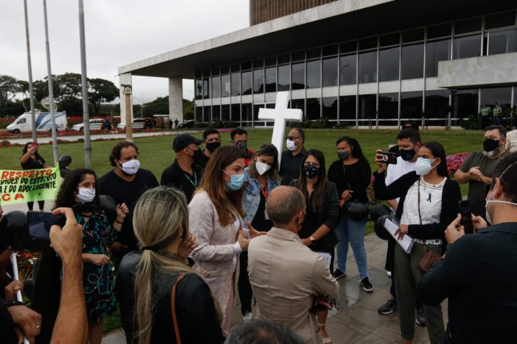 Conselheiros tutelares fazem ato em frente ao Palácio do Buriti pedindo a vacinação emergencial da categoria 3