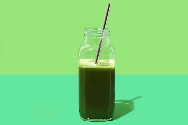 copo de suco verde com canudo