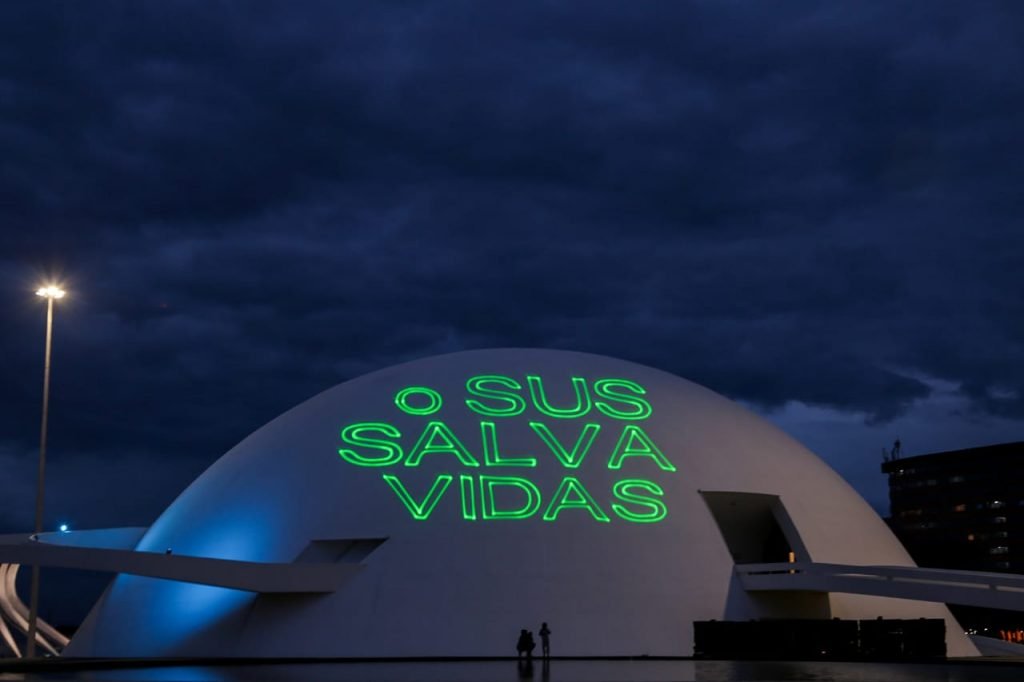 Projeção Museu Niemeyer