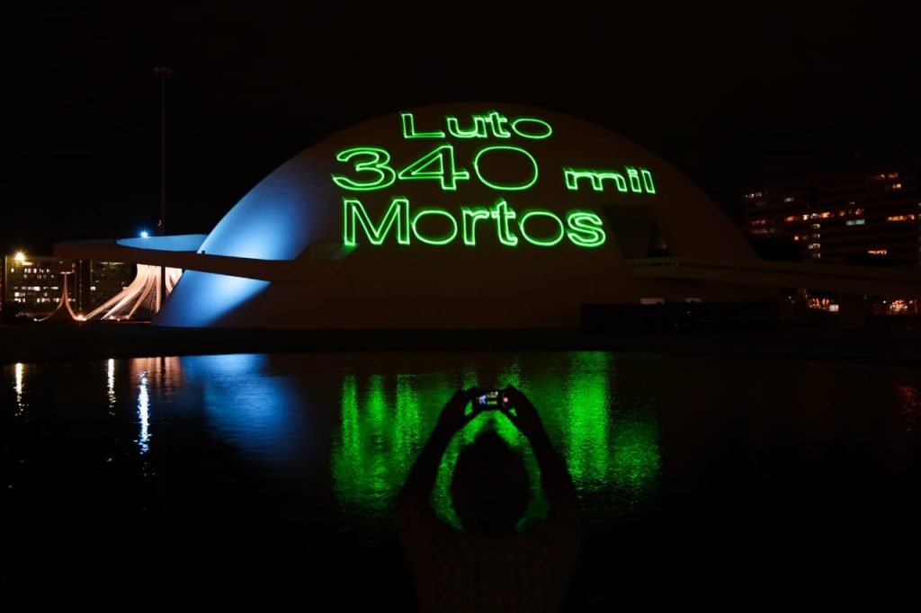 Projeção Museu Niemeyer