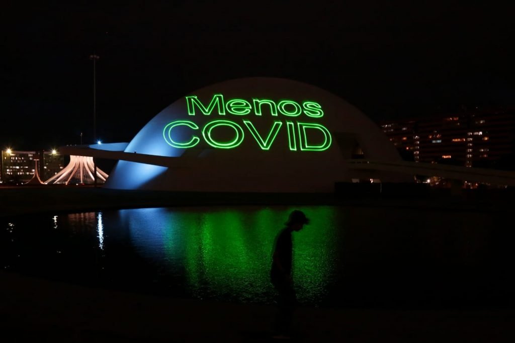 Projeção Museu Niemeyer