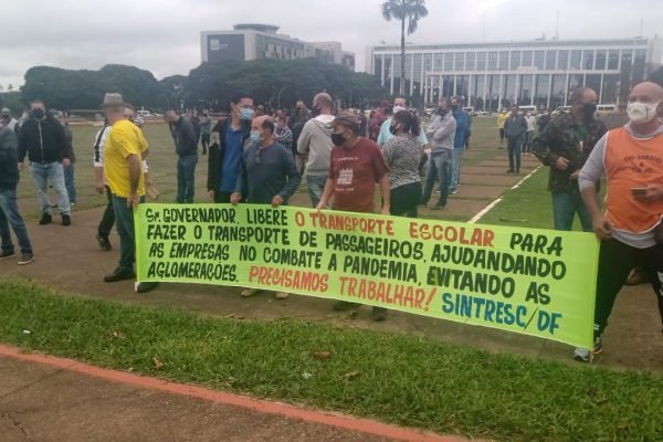motoristas de van em manifestação no DF