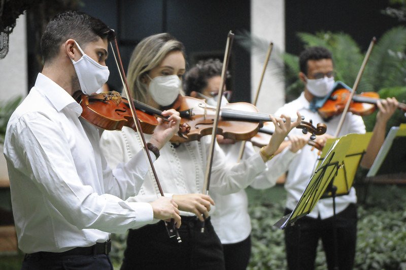 orquestra presta homenagem ao profissionais de saúde do Hran