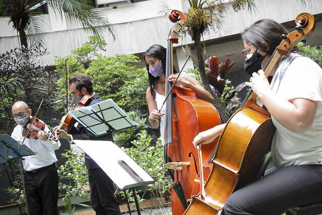 orquestra presta homenagem ao profissionais de saúde do Hran