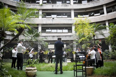 orquestra presta homenagem ao profissionais de saúde do Hran