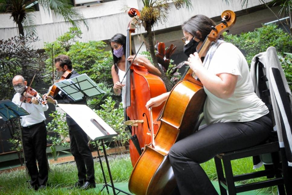 orquestra presta homenagem ao profissionais de saúde do Hran