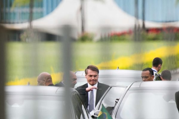 Presidente Jair Bolsonaro cumprimenta apoiadores na saída do Palácio da Alvorada 3