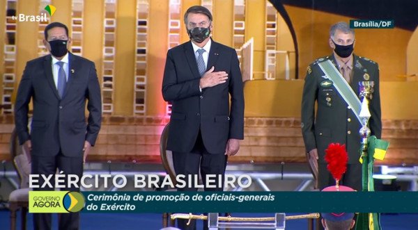 Bolsonaro durante execução do hino