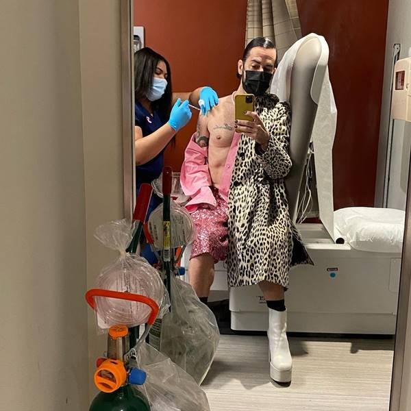Marc Jacobs recebendo a segunda dose de vacina contra a Covid-19