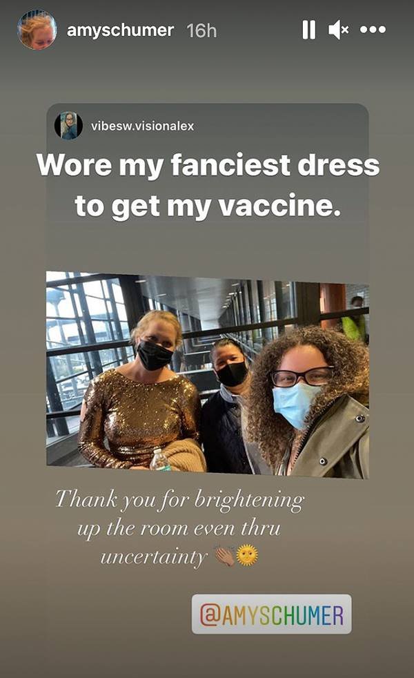 Amy Schumer recebendo vacina contra a Covid-19