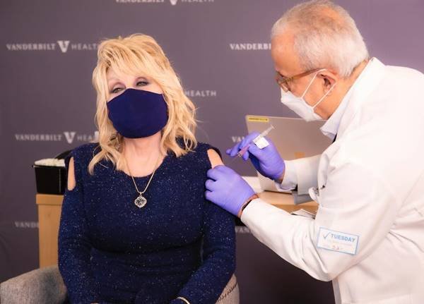 Dolly Parton recebendo vacina contra a Covid-19