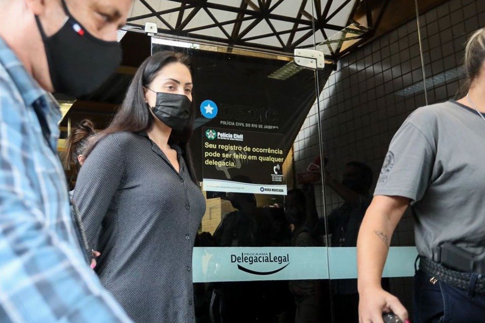 Monique, mãe de Henry, segue para IML do Rio